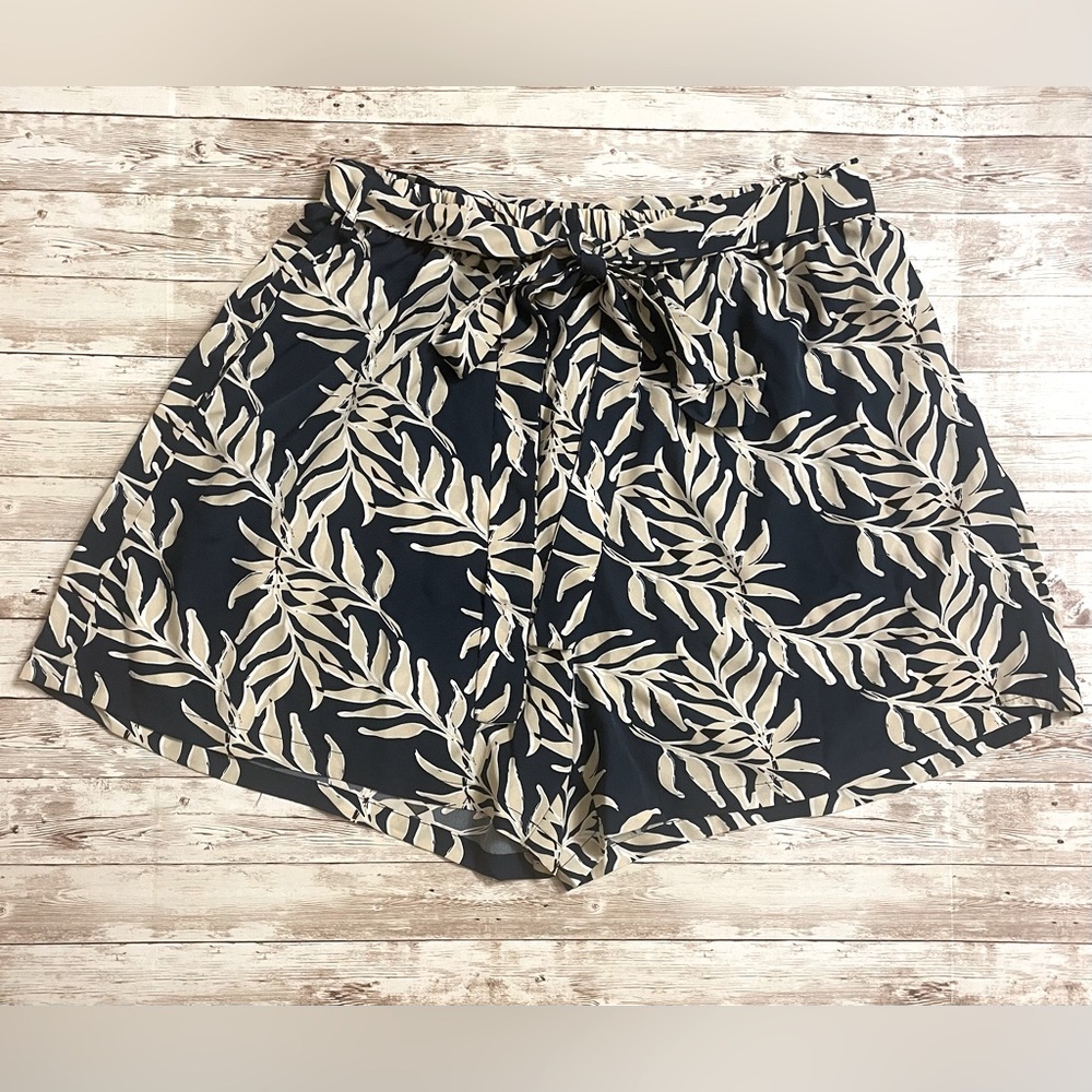 NWT BLOOMCHIC  Plus Size Tropical Print  Elastic Waistband Shorts with Scarf Tie
